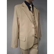 Bézs Slim Fit fiú öltöny esküvőre. Karcsúsított, modern fazon gyűrűvivőknek és ünnepi alkalmakra. Elegáns, kényelmes és fotókon is erős megjelenés.